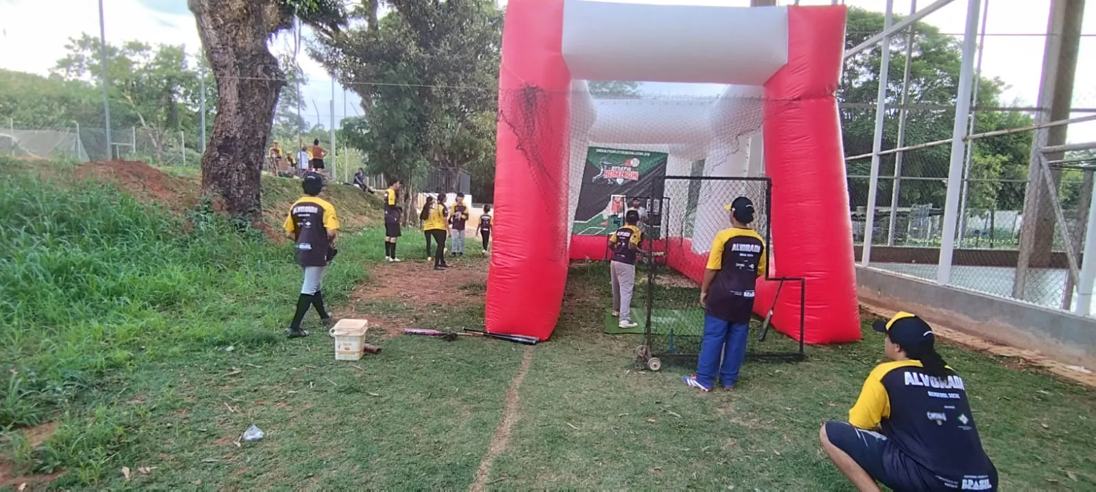 Participantes no inflável do Desafio Home Run em área de rebatida