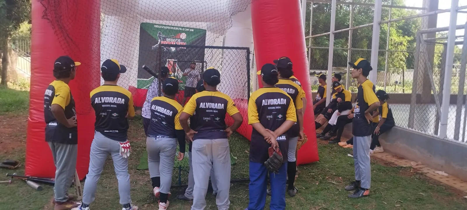 Grupo de jovens aguardando a vez na área de rebatida do Desafio Home Run