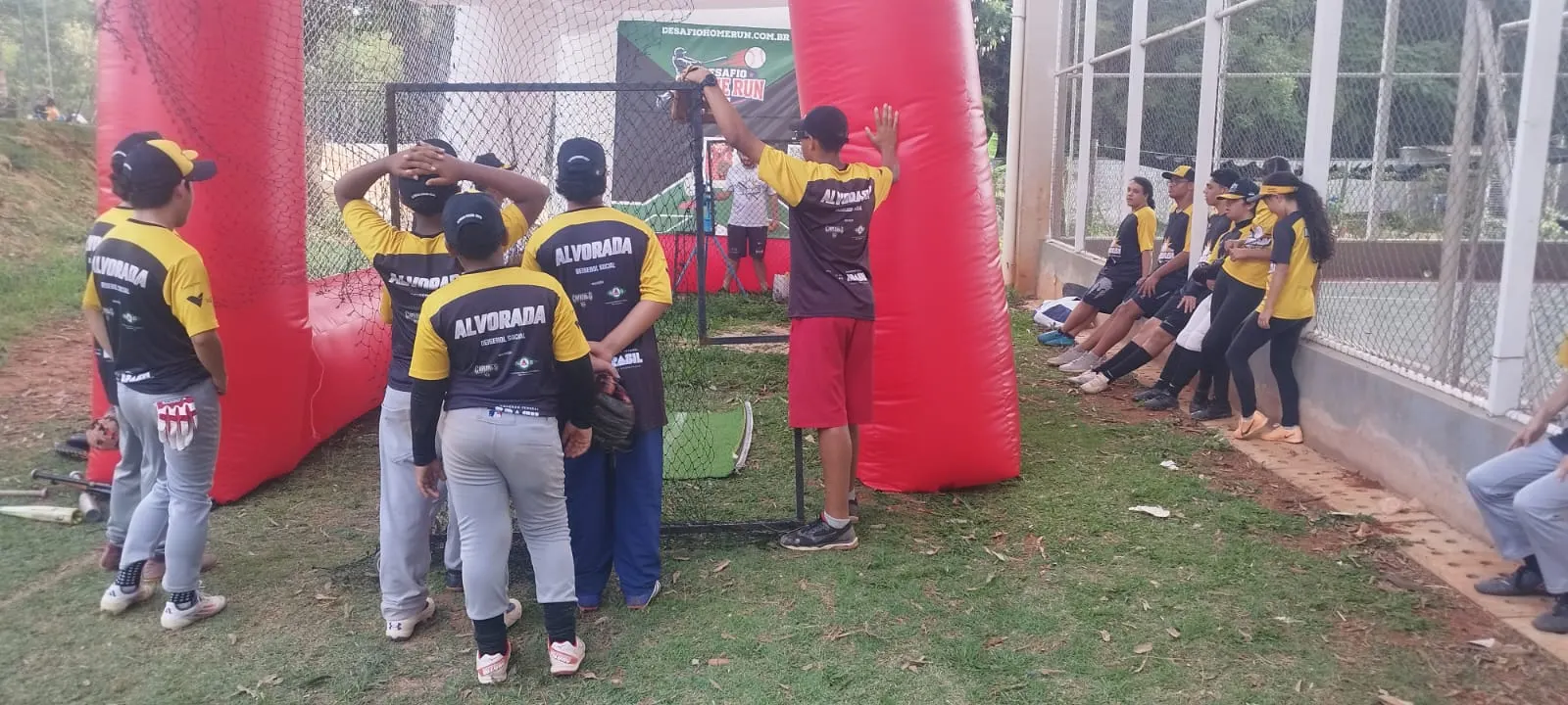 Equipe Alvorada assistindo a rebatida no Desafio Home Run